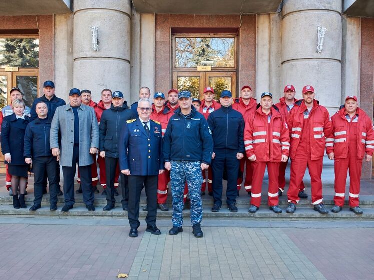 Командувач ВМС України нагородив рятувальників за допомогу екіпажу судна "Балта"