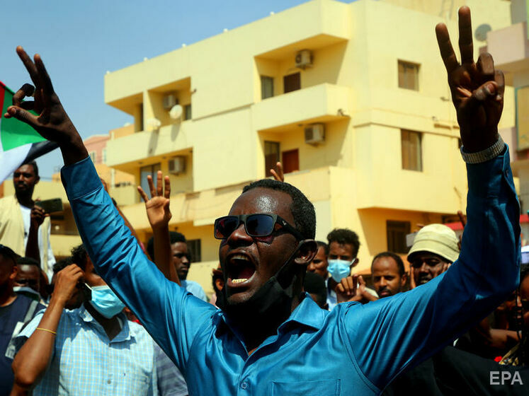 Військовий переворот у Судані. Членів уряду заарештовано, на вулицях масові протести, є загиблі та поранені