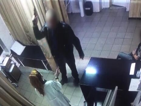 В Киевской области вооруженный мужчина пришел в больницу и угрожал врачу расправой – полиция