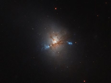 Hubble сфотографировал линзовидную галактику, пожирающую своих соседок