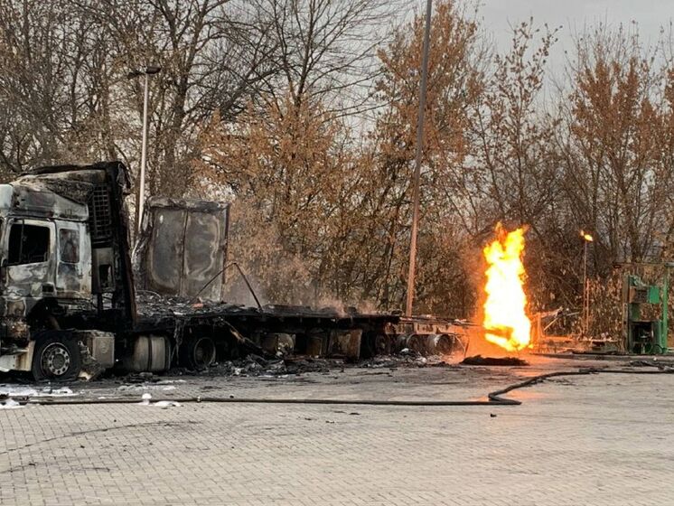Пожар после взрыва на автозаправке в Харьковской области длится третьи сутки – ГСЧС
