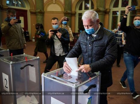 По результатам экзит-полла, проведенного по заказу КИУ, на выборах мэра Харькова победил Терехов