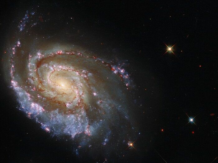 Hubble заснял спиральную галактику после двойного взрыва сверхновых