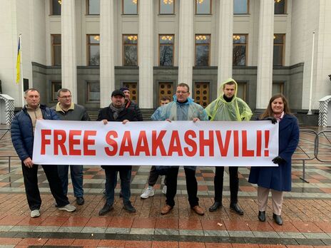 Свободы для Саакашвили участники акции требовали на нескольких языках