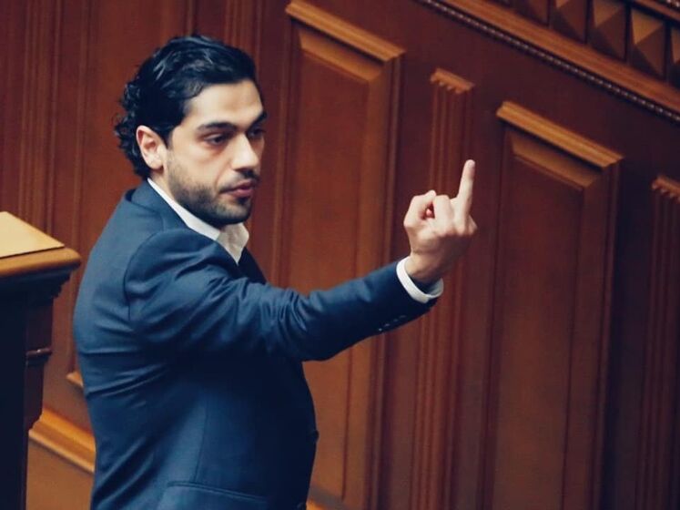 Лерос показал средний палец Ермаку и Зеленскому во время выступления в парламенте