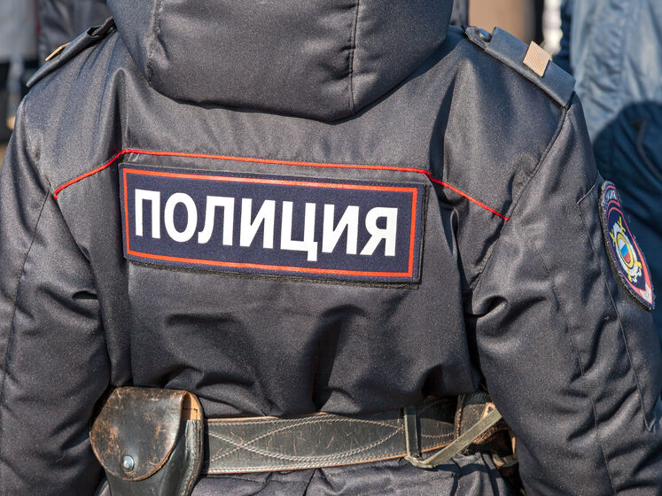 У Росії поліцейський пристебнув жінку до огорожі цвинтаря, щоб вибити з неї свідчення про "вкрадений" телефон, який потім знайшли