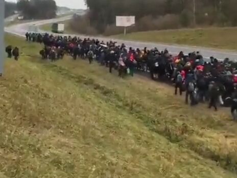 Нелегали рухаються колоною до польського кордону
