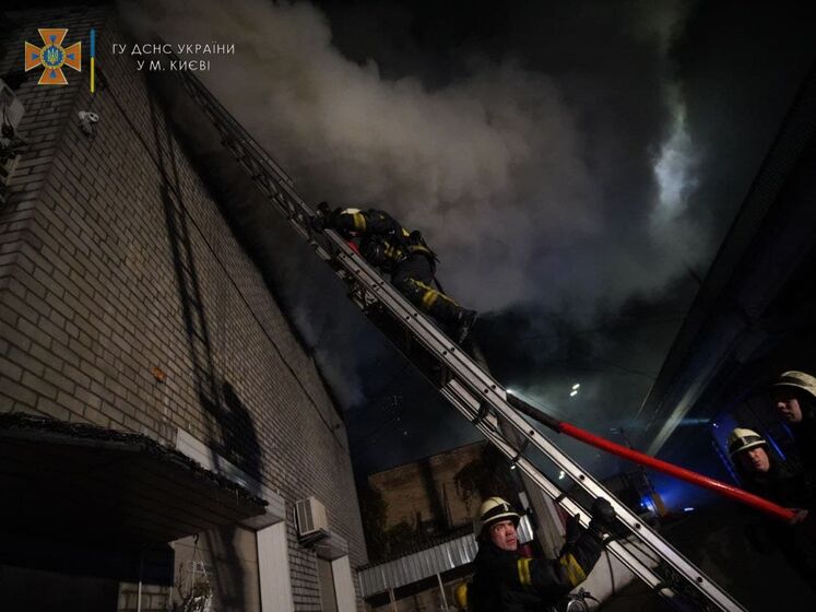 В Киеве горело здание СТО, сотрудник станции получил ожоги лица – ГСЧС