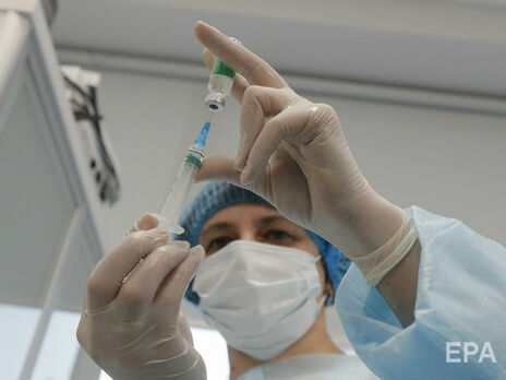Прививки в Украине начали делать в феврале