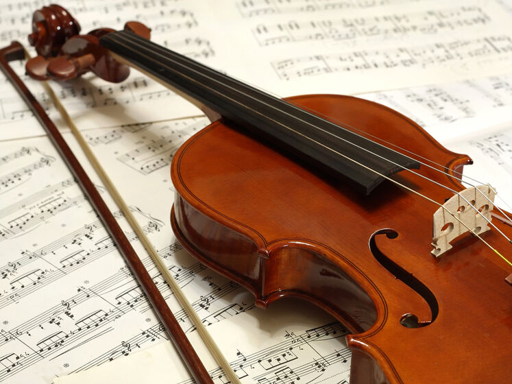 В Одесі батьки залишили дитину вночі на вулиці грати на скрипці – мерія