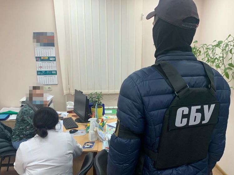 В Киеве разоблачили COVID-аферистов, услугами которых пользовались госслужащие – СБУ