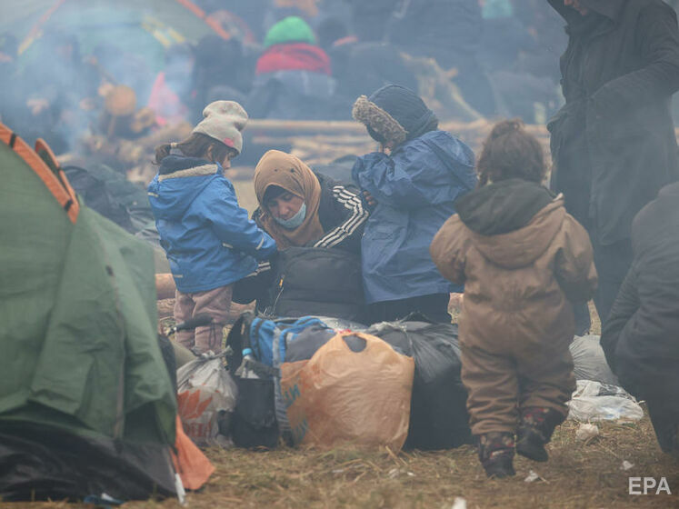 Мигранты покидают лагерь на границе с Польшей