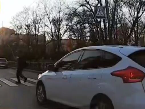 В Харькове на пешеходном переходе водитель сбил ребенка. Видео