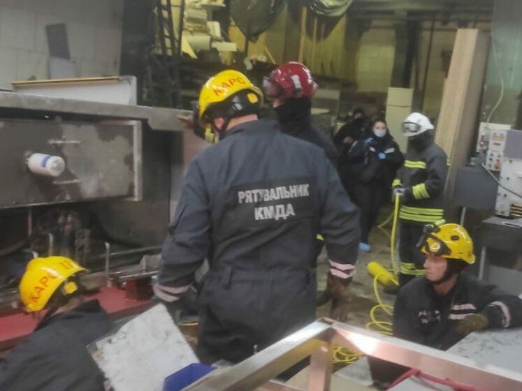 Двое работников погибли на киевском заводе, на них упал многотонный станок