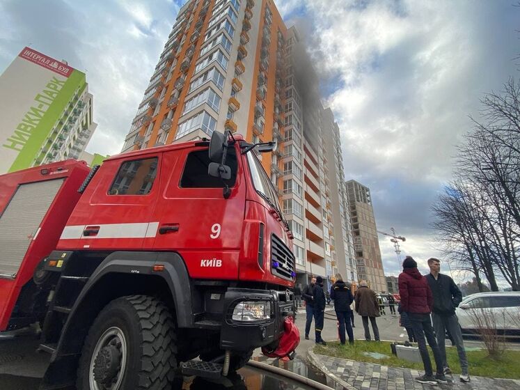 Горели электрощитовые на 10 этажах. В Киеве во время пожара спасли ребенка, который еле дышал