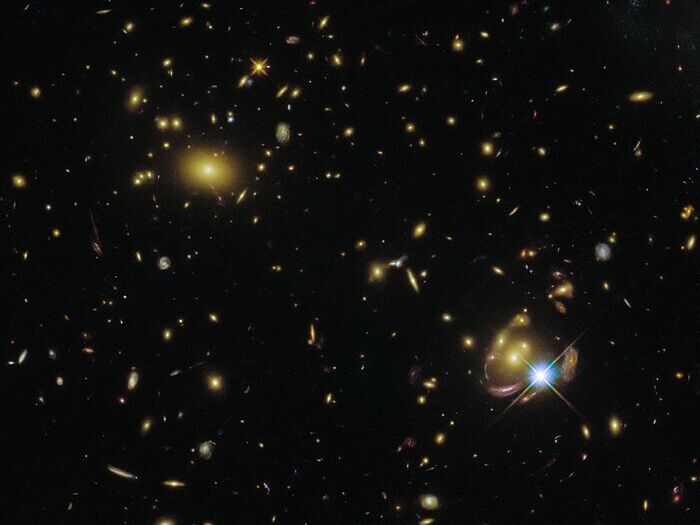 Hubble показал "тройную" галактику в космосе