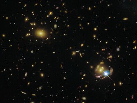 Многократное появление галактики SGAS 0033+02 стало возможным благодаря гравитационному линзированию
