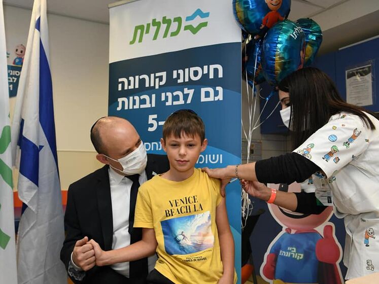 В Израиле стартовала COVID-вакцинация детей. Премьер привел на прививку сына