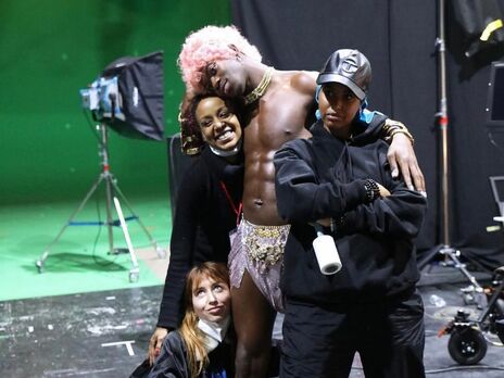 Муіньо (ліворуч унизу) зняла для репера Lil Nas X (у центрі) кліп на трек Montero