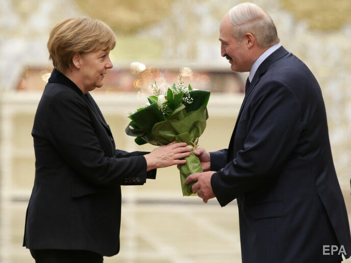 "Сприяла легітимізації режиму". Прем'єр Польщі заявив, що Меркель не треба було говорити із Лукашенком