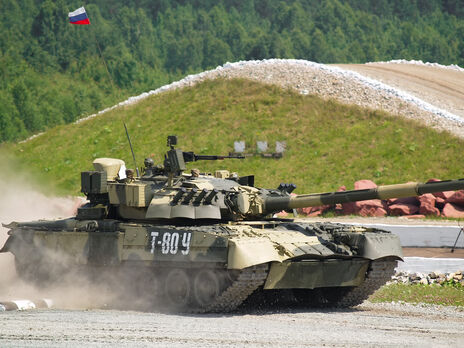 Російські військові експериментують щонайменше з двома новими методами захисту своїх танків, пише видання