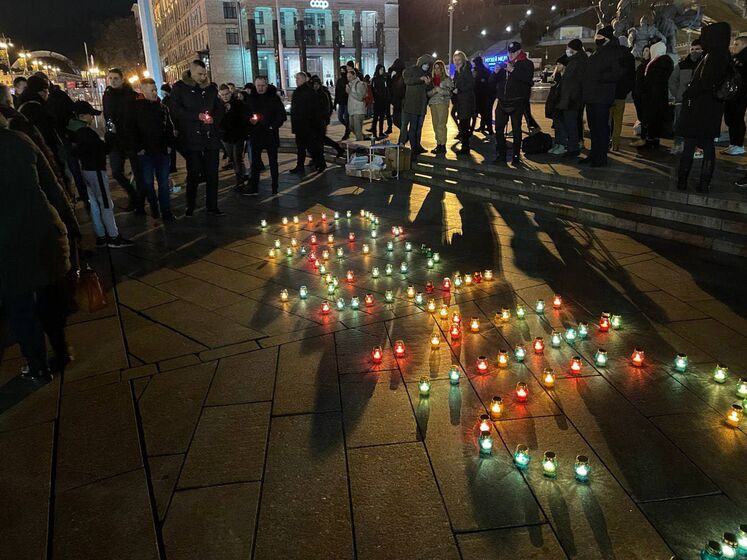 Кличко и Сенцов приняли участие в акции "Диалоги о достоинстве" на Майдане к восьмой годовщине избиения студентов "Беркутом"