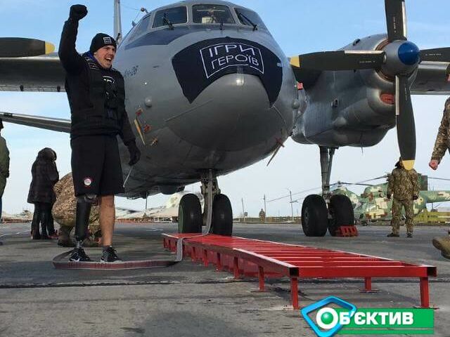 Ветеран АТО встановив рекорд, протягнувши на шість метрів літак Ан-26