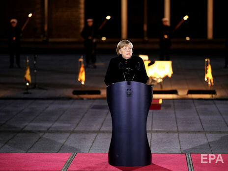 В начале церемонии Меркель произнесла семиминутную речь