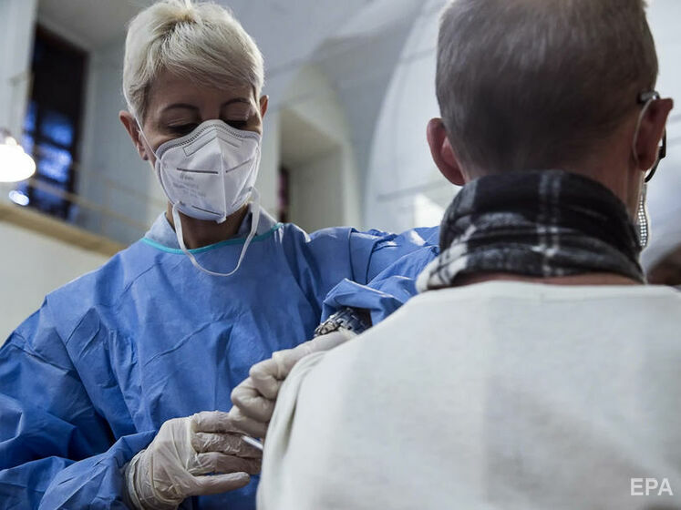В Італії чоловік прийшов на вакцинацію проти коронавірусу із силіконовою рукою