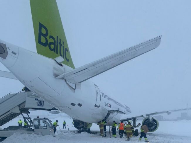 В аэропорту Риги самолет съехал с рулежной дорожки. На борту находился глава МИД Латвии