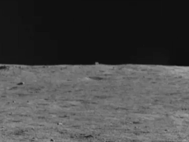 Китайський місяцехід сфотографував невідомий об'єкт, схожий на хижу