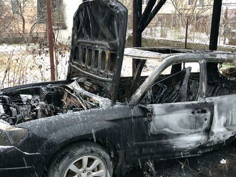Subaru Forester закарпатського журналіста було повністю знищено вогнем