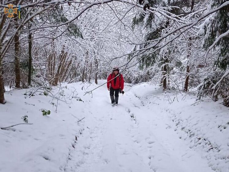 В Карпатах третьи сутки ищут мужчину, который поехал кататься на снегоходе и заблудился. Поиски осложняет метель