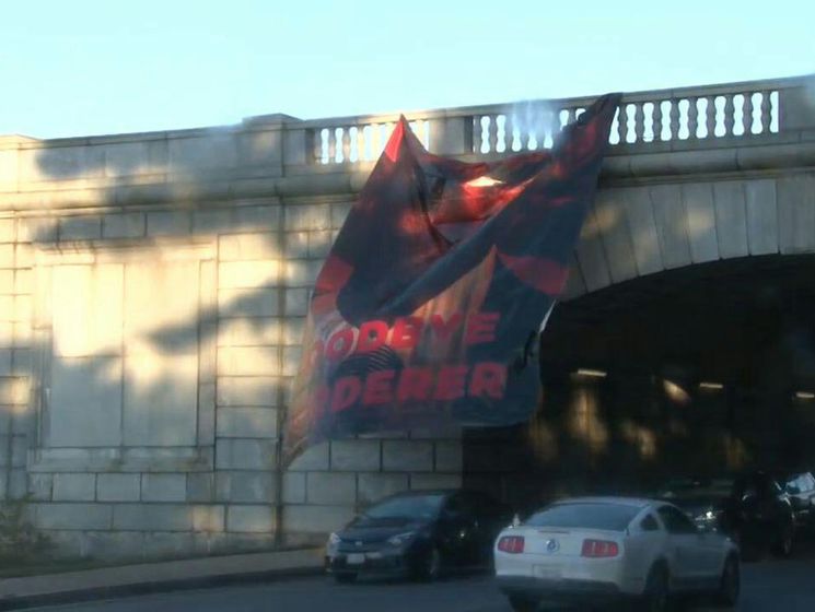 На мосту в Вашингтоне вывесили баннер с Обамой и надписью "Прощай, убийца"