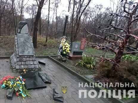 В Николаевской области вандалы разбили памятник Героям Небесной сотни