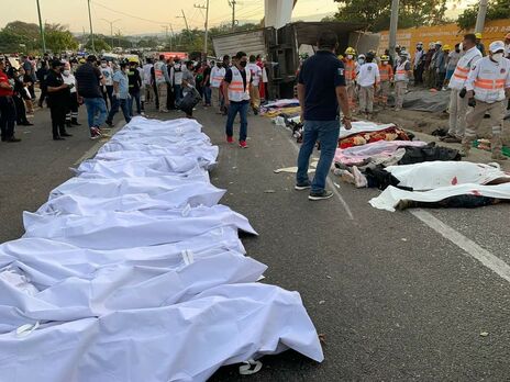В Мексике перевернулся грузовик с мигрантами, погибли 55 человек