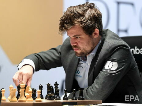 Норвежец Карлсен пятый раз выиграл звание чемпиона мира по шахматам, досрочно обыграв россиянина Непомнящего