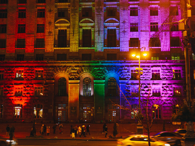 Мэрию Киева подсветили цветами ЛГБТ в честь Международного дня прав человека