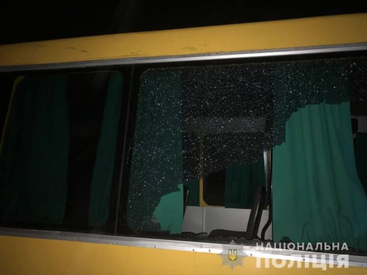 У Рівненській області маршрутку з пасажирами пошкодили колоди з машини, що проїжджала повз, є постраждалий