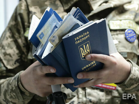 Згідно з Конституцією, в Україні "існує єдине громадянство"