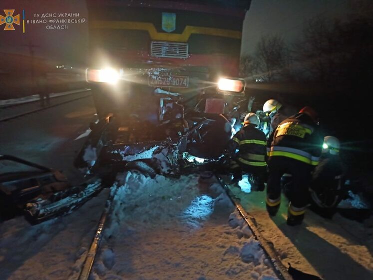 В Івано-Франківській області зіткнулися потяг та легковий автомобіль, є загиблі