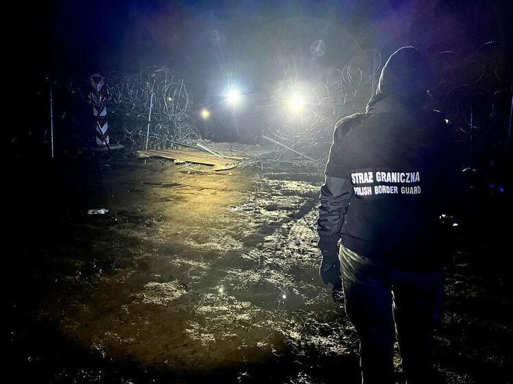 Польские пограничники заявили, что белорусские службы выдают мигрантам кирпичи и брусчатку для нападения на них