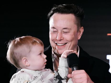 Весной 2020 года Илон Маск стал отцом в шестой раз. Сына X AE A-XII ему родила канадская певица Граймс