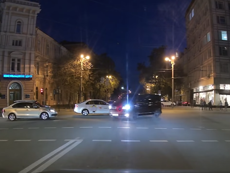 Кортеж министра Чернышова с сиренами и мигалками нарушает ПДД в центре Киева – СМИ