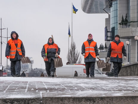 В Киеве управление образования хотело закупить для посыпания дорог соль с ионами серебра
