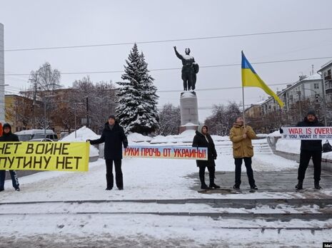 В Кирове на пикет против войны с Украиной вышли шесть человек. Прохожие предлагали им 