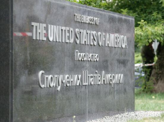 Держдепартамент США рекомендував американцям не їздити до України. Серед причин – РФ та COVID-19 – посольство
