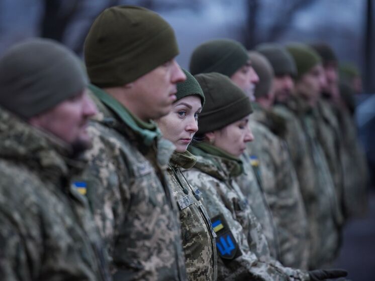 "На равных началах с мужчинами". Что нужно знать о воинском учете для украинских женщин