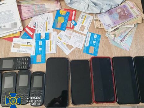 СБУ вилучила під час обшуків гроші, ліки, мобільні телефони та сім-картки