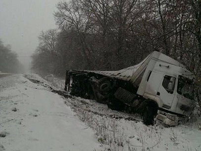 В Винницкой области из-за снегопада перевернулись четыре грузовика